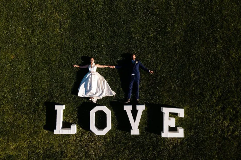 Pareja de recién casados en su boda, fotografía en blanco y negro