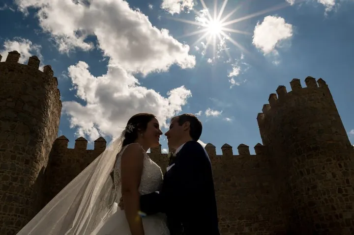 Alba y Javier se besan entre los torreones de la muralla de Ávila a pleno sol