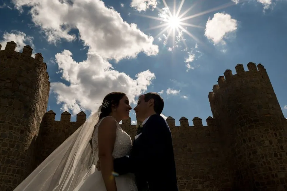 Novios besándose en la boda, fotografía en blanco y negro
