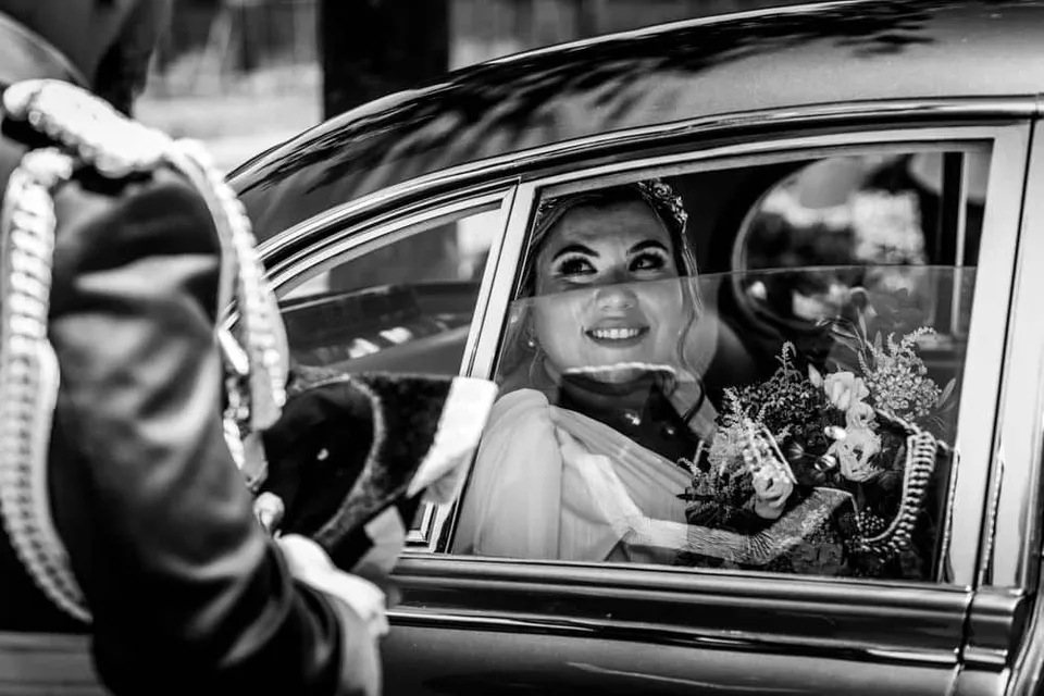 Novios en los jardines de la boda, fotografía en blanco y negro