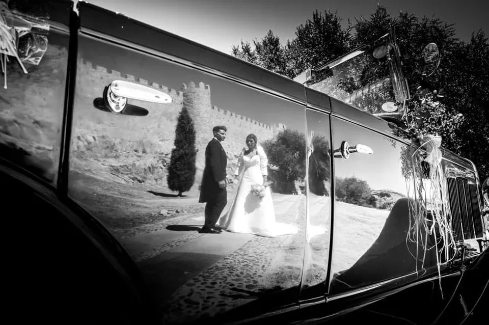 Pareja de recién casados en la boda, fotografía en blanco y negro