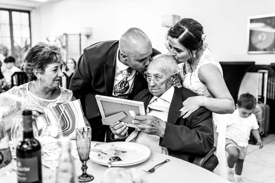 Novios firmando el libro de la boda, fotografía en blanco y negro