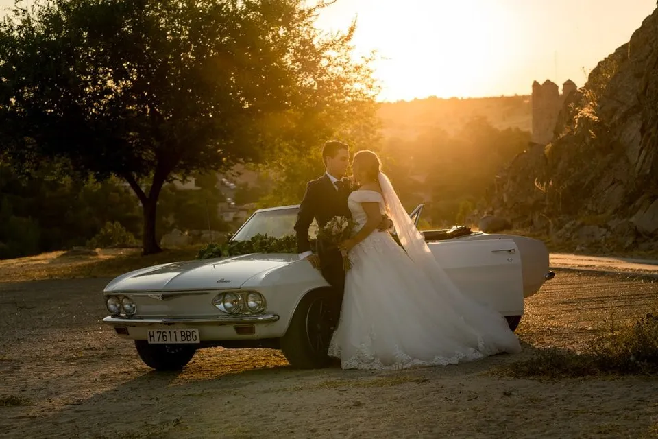 Pareja de recién casados en el banquete, boda en blanco y negro