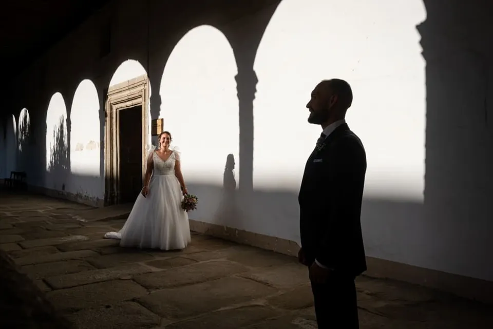 Novia y su abuelo en el banquete, boda en blanco y negro