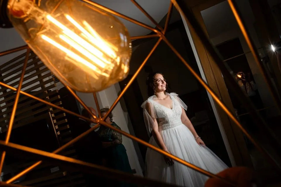 La novia con su vestido de novia en una boda en blanco y negro